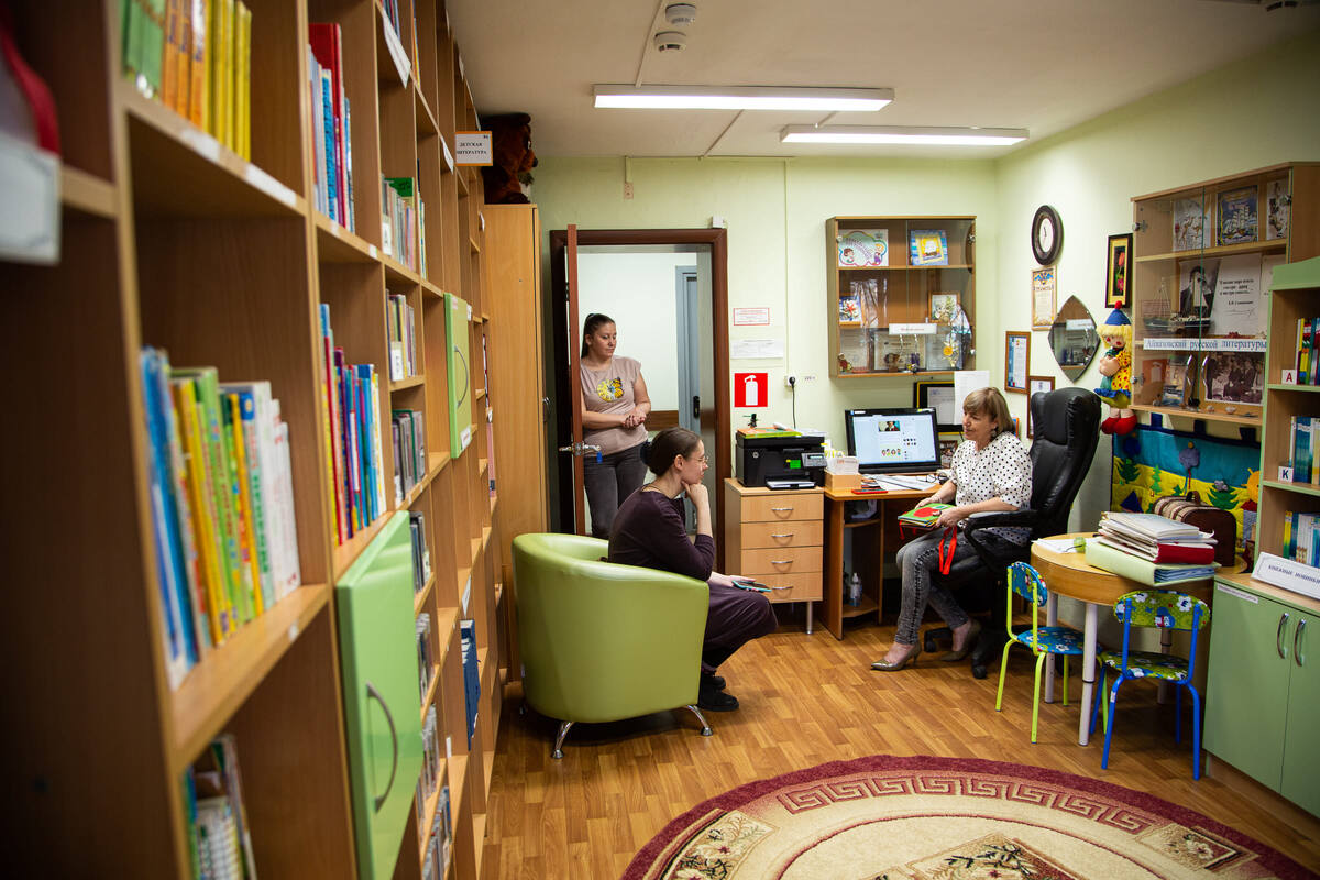 Инна Пятковская в кресле за компьютером