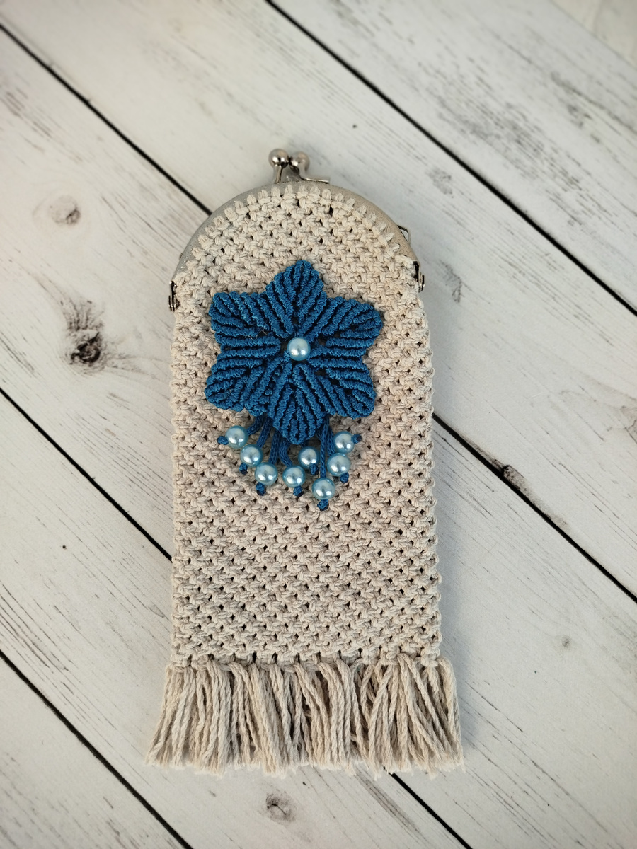 Этот очечник я сплела используя только плоский узел.