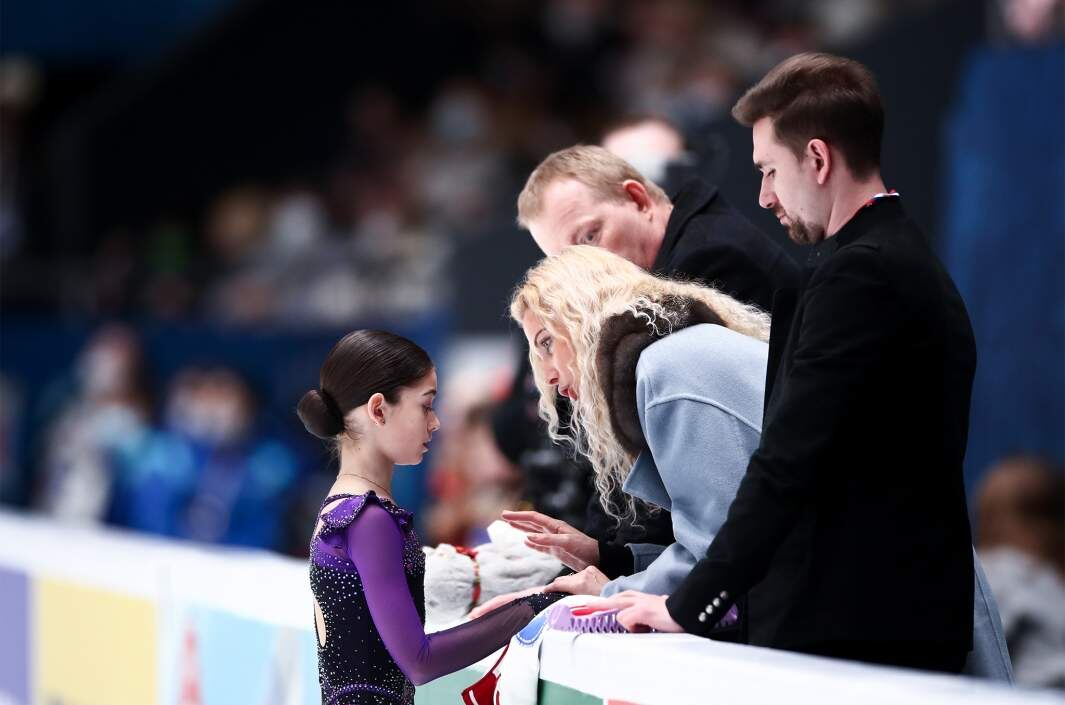 Аделия Петросян на чемпионате России – 2022 в короткой программе с тренерами Этери Тутберидзе, Сергеем Дудаковым, Даниилом Глейхенгаузеном
Фото: СПОРТ-ЭКСПРЕСС/Дарья Исаева