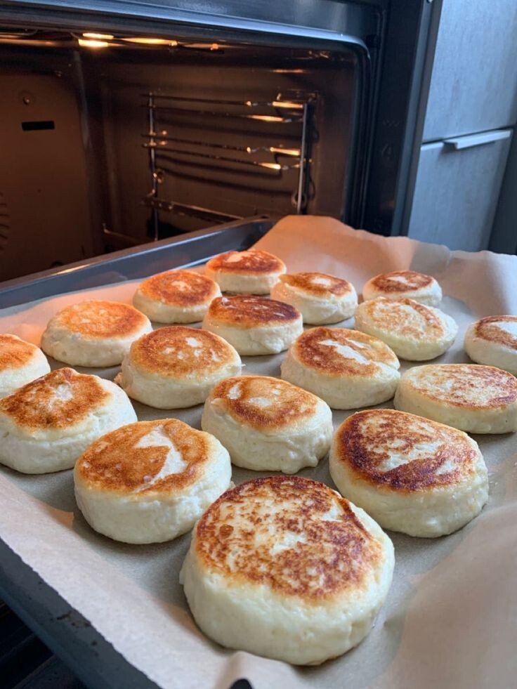 🧀 2. Сырники без комков (8 мин)300 г творога + яйцо + 2 ст. л. сахара + соль + 3 ст. л. муки.Слепите котлетки, обваляйте в муке, жарите по 4 мин с каждой стороны.С вареньем или йогуртом. Для сладкоежек!Лайфхак: Сухой творог — ключ к идеальной форме.