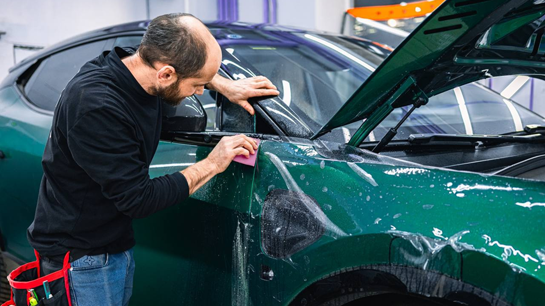 Процесс оклейки кузова