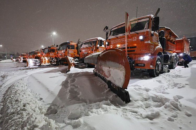    В субботу для уборки дорог задействовали рекордное количество техники — 1353 единицы