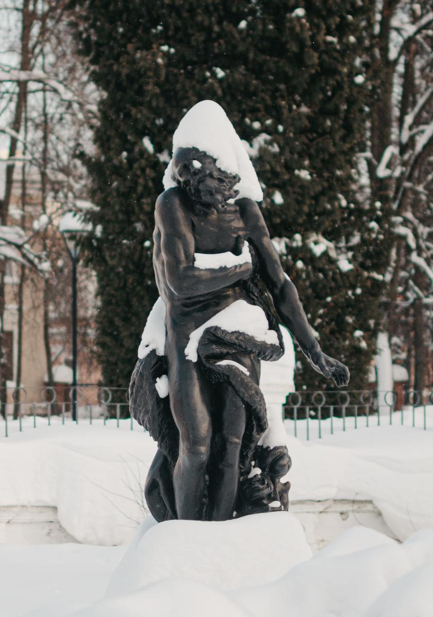 Скульптуры Расстрелли "Времена года". Фото: Регина Абдразякова