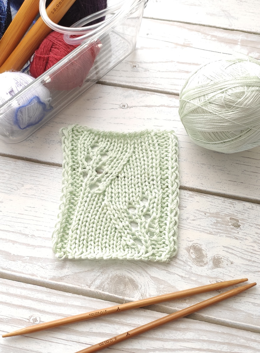 Образец растительного узора, связанного спицами. Фото автора канала "Хобби и развлечения".