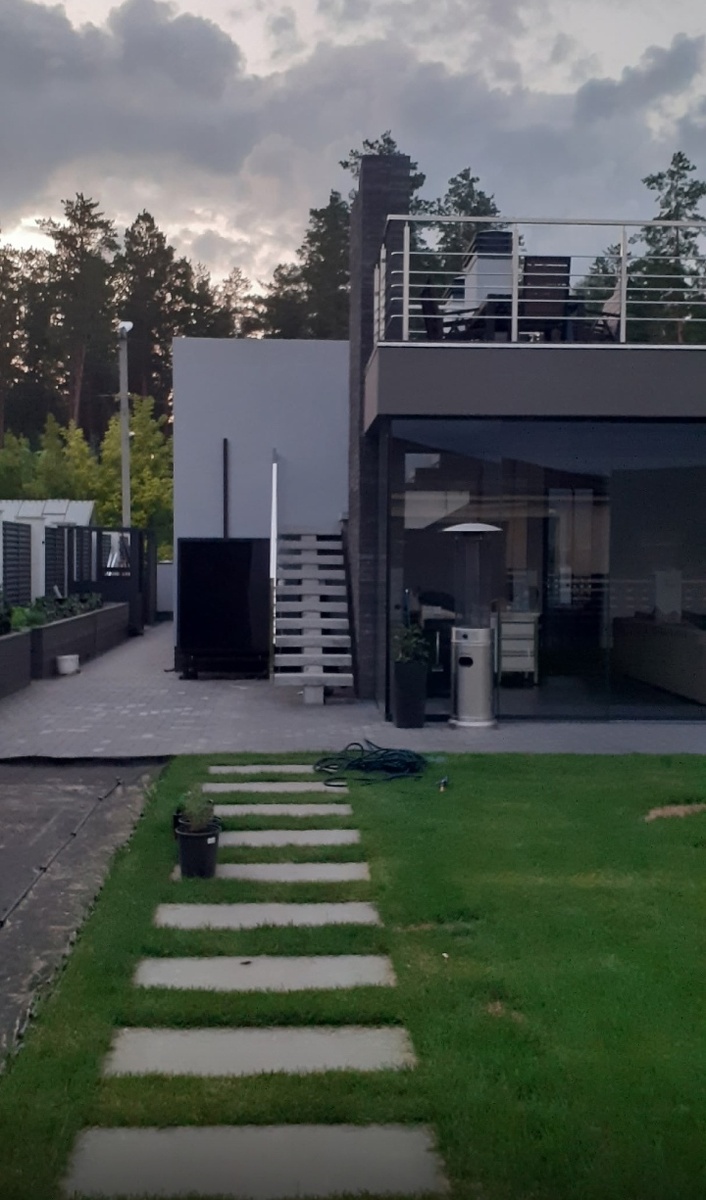 Тепловой насос слева, под лестницей.