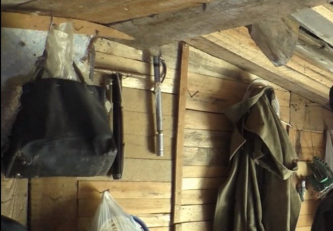 На стене сарая висели разные вещи, в том числе, и два старых плаща