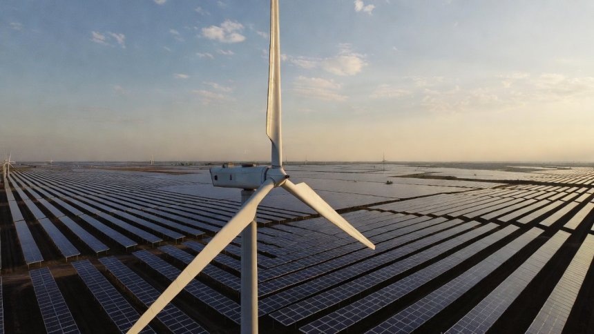 Ветренная турбина на фоне поля из солнечный панелейсгенерировано с помощью ИИ