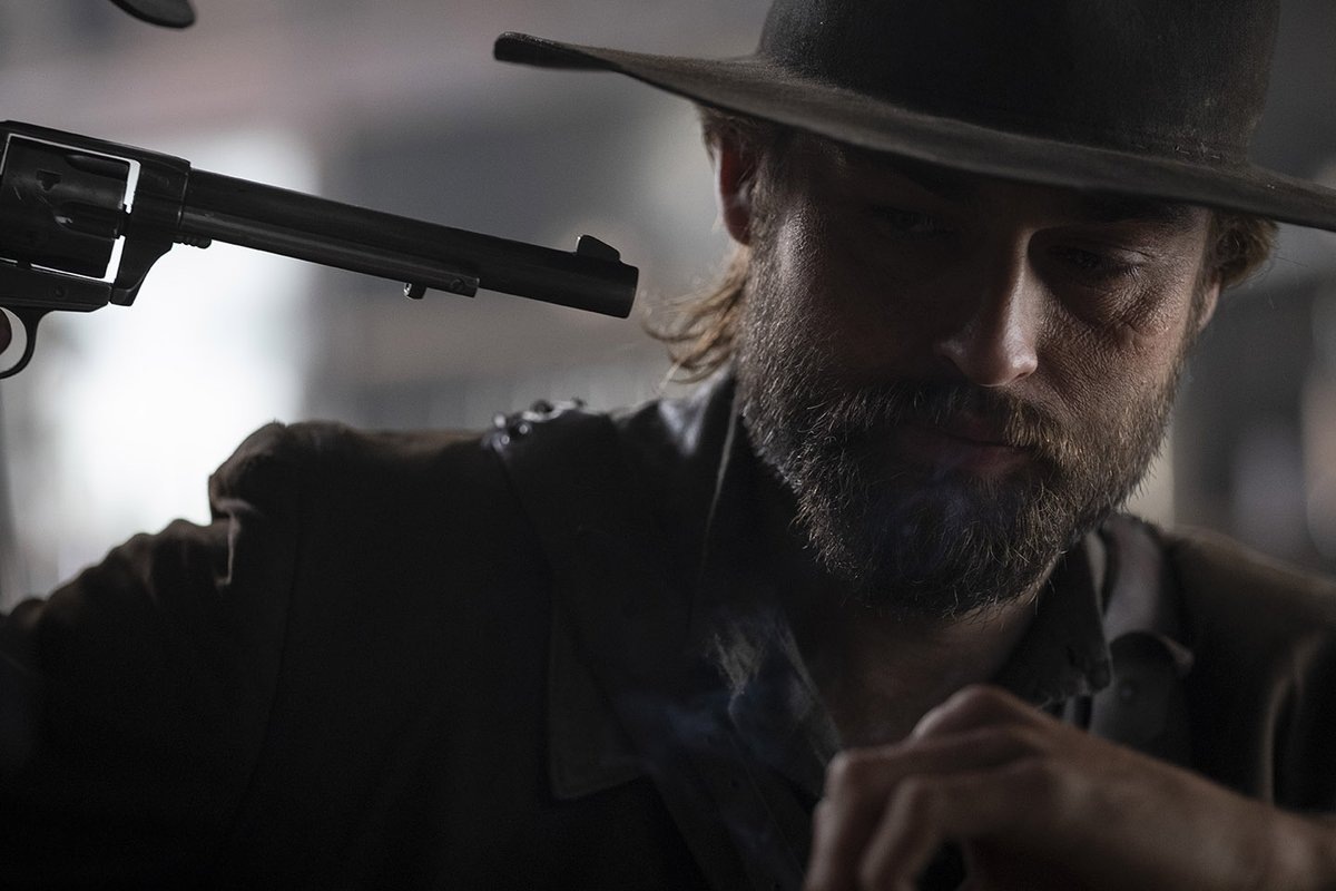 Красный Билл, играет Дуглас Джон Бут (англ. Douglas John Booth) — английский актёр. Получил известность благодаря роли Боя Джорджа в фильме «Переживая за Боя» и роли Пипа в сериале «Большие надежды».