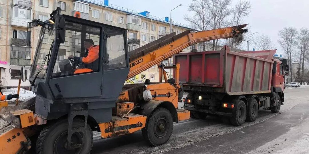 Дорожные бригады Омска работают без выходных