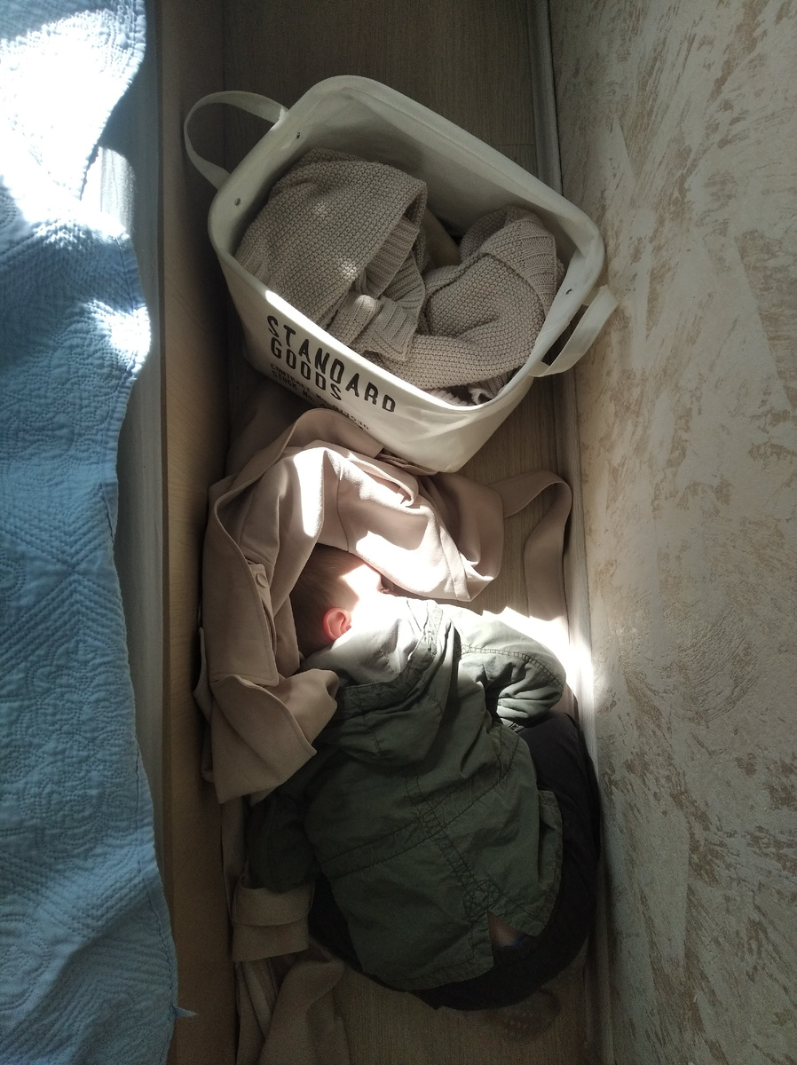 Это Максим. Он спит. В куртке. На полу. На улице он устроил скандал, к дому устал и отключился, как только зашли)))