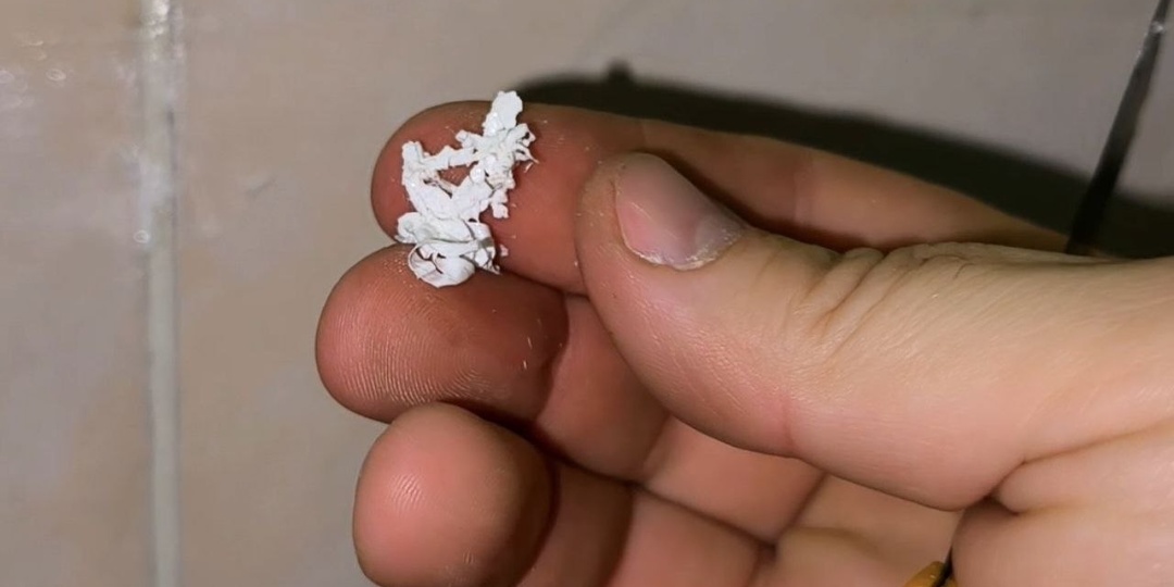 Засохший герметик с плитки слетает сам — показываю рабочий метод