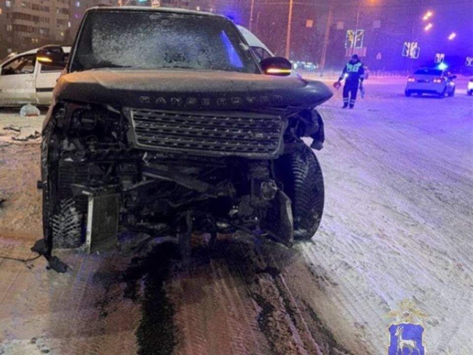    В субботу, 31 января, около 21:18, в Промышленном районе Самары на регулируемом перекрестке улицы Демократической и проспекта Кирова произошло ДТП. ГУ МВД России по Самарской области