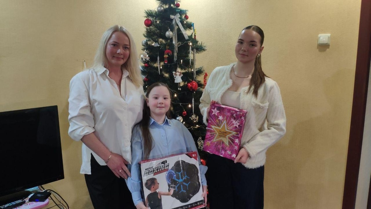    Журналисты корпункта медиахолдинга «Югра» в ДНР исполнили новогодние желания юных жителей региона
