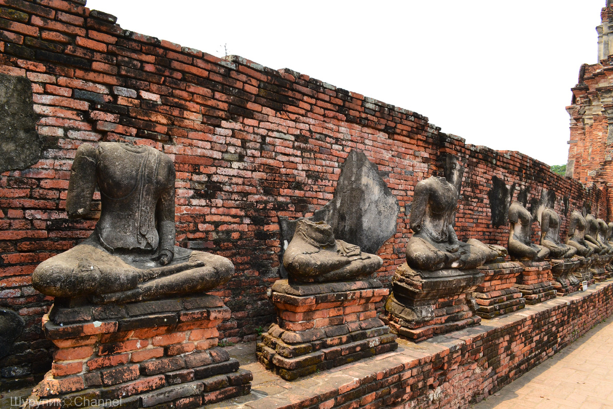 Ват Чайваттханарам. Обезглавленные статуи Будды.
