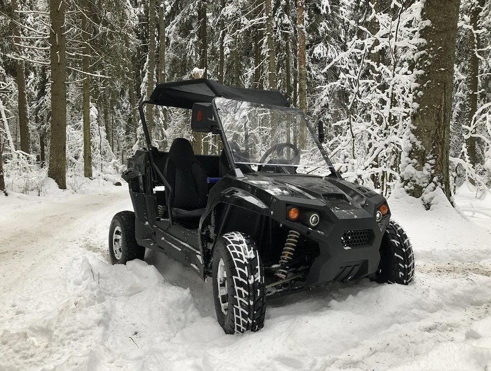 Первое и главное правило зимы: контакт с поверхностью. Шипы или липучка? Выбор шин определит, будете ли вы ехать или скользить.