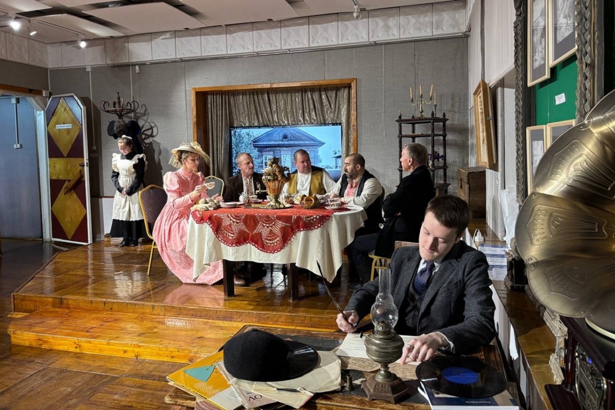    В спектакле «Честное купеческое» роли сыграли сотрудники музея