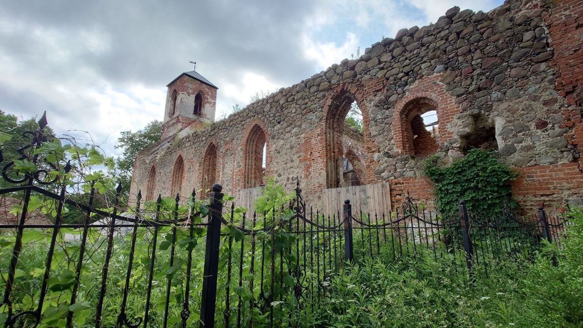 Руины кирхи Рудау, построенной на фундаменте одноименного замка