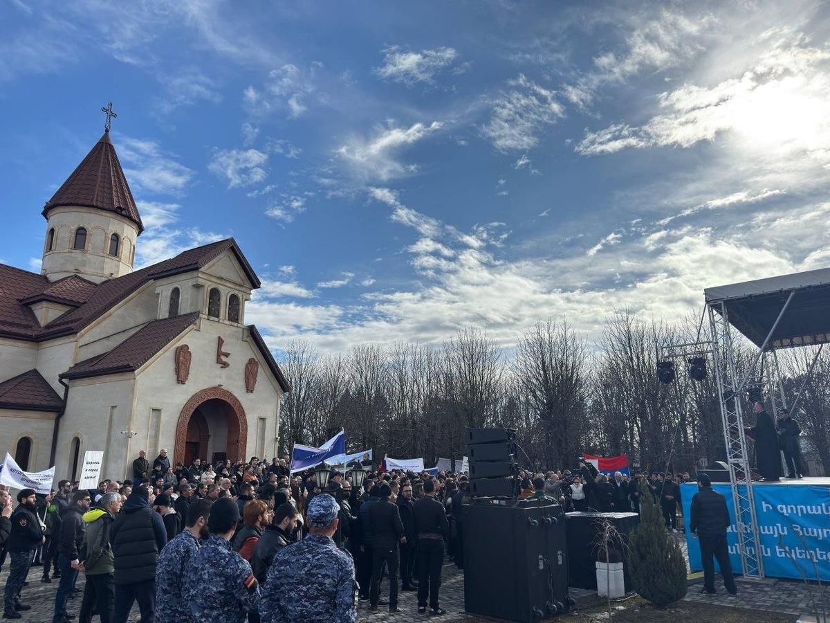   В Ессентуках акция под названием «Мы вместе с Эчмиадзином» прошла на территории армянского храма Святой Рипсиме. Фото: телеграм-канал Мики Бадаляна.