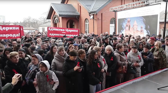    Армавире мероприятие в знак поддержки Армянской апостольской церкви прошло у храма Пресвятой Богородицы. Фото: Союз Армян России Краснодарского края.