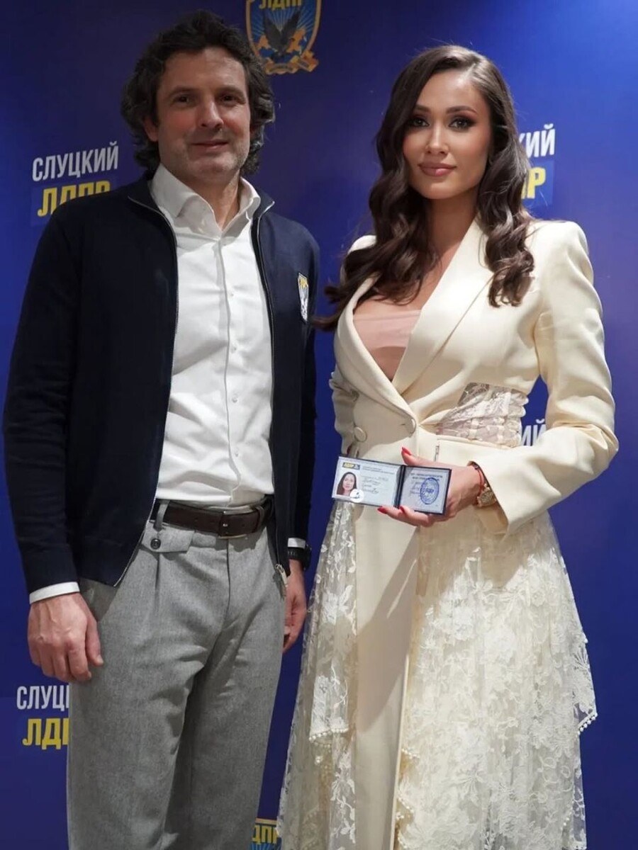    Елена Товстик вступила в партию и запела. Источник: @elenatovstik*