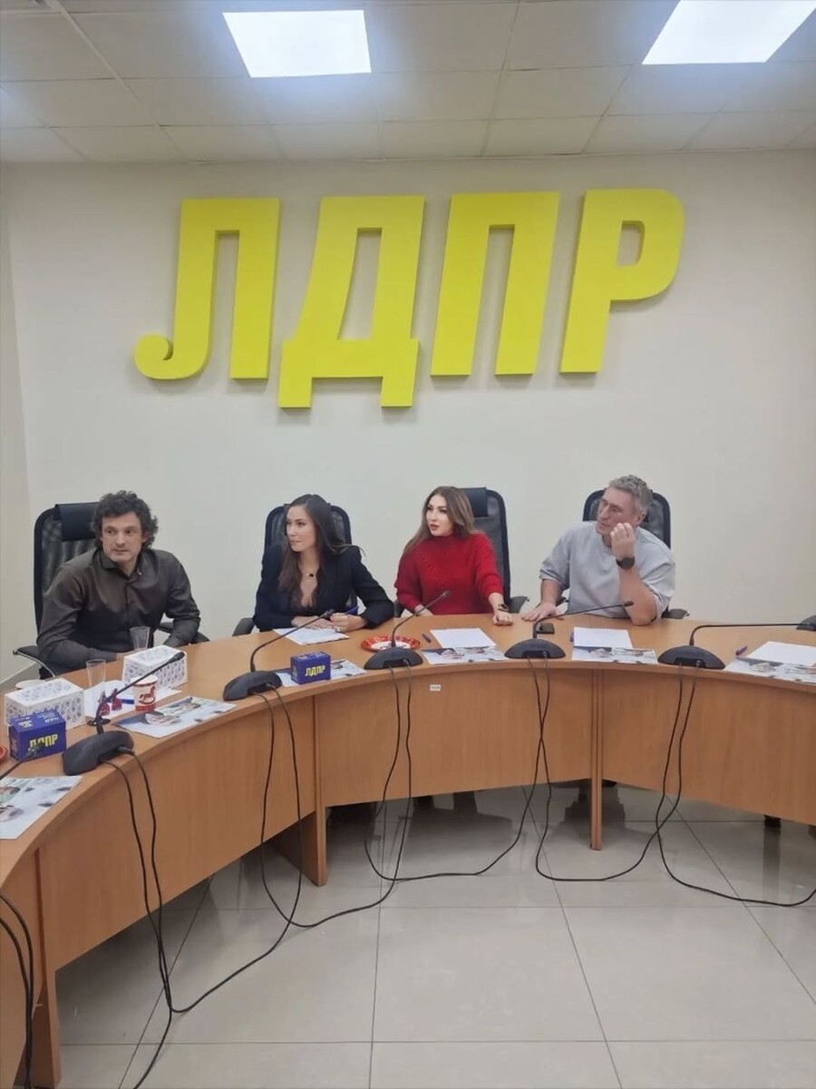    Елена Товстик вступила в партию и запела. Источник: @elenatovstik*