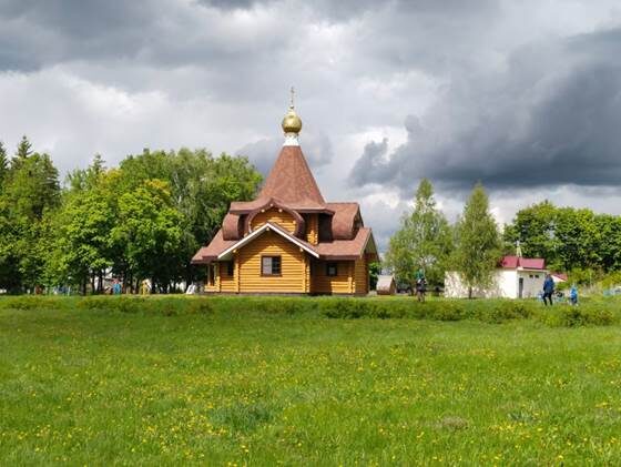 
 На фото: православный храм святого пророка Илии в Полибино, построенный частным меценатом и сельчанами. Этот действующий храм оказался включен в границы усадьбы ошибочным решением чиновников. По документам 2017 г., все, что “не входит в ансамбль усадьбы”, может быть снесено – и церковь формально тоже попадает под эту категорию. Мы выступаем против подобной «реставрации» ценой разрушения храма.
