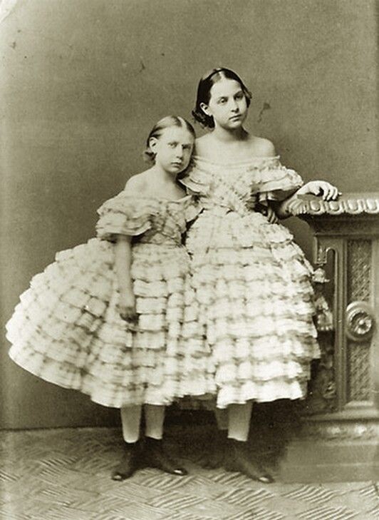 Великая княжна Ольга с сетрой Верой. Фото из интернета