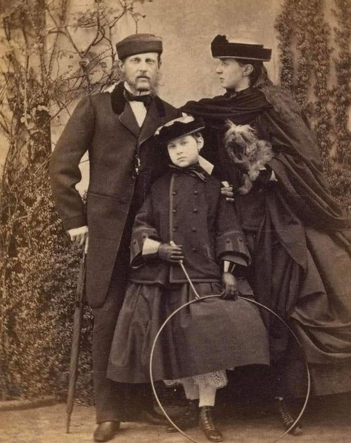 Великая княжна Ольга с родителями - великим князем Константином Николаевичем и великой княгиней Александрой Иосифовной. Фото из интернета 