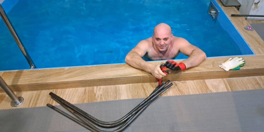 Омский силач Полад Мусаев установил силовой рекорд мира по сгибанию стальных арматур под водой