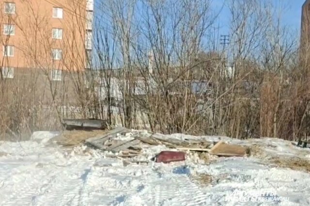    Разрушенные будки, в которых раньше жили псы. Фото: Из личного архива/ Дмитрий Сотниченко