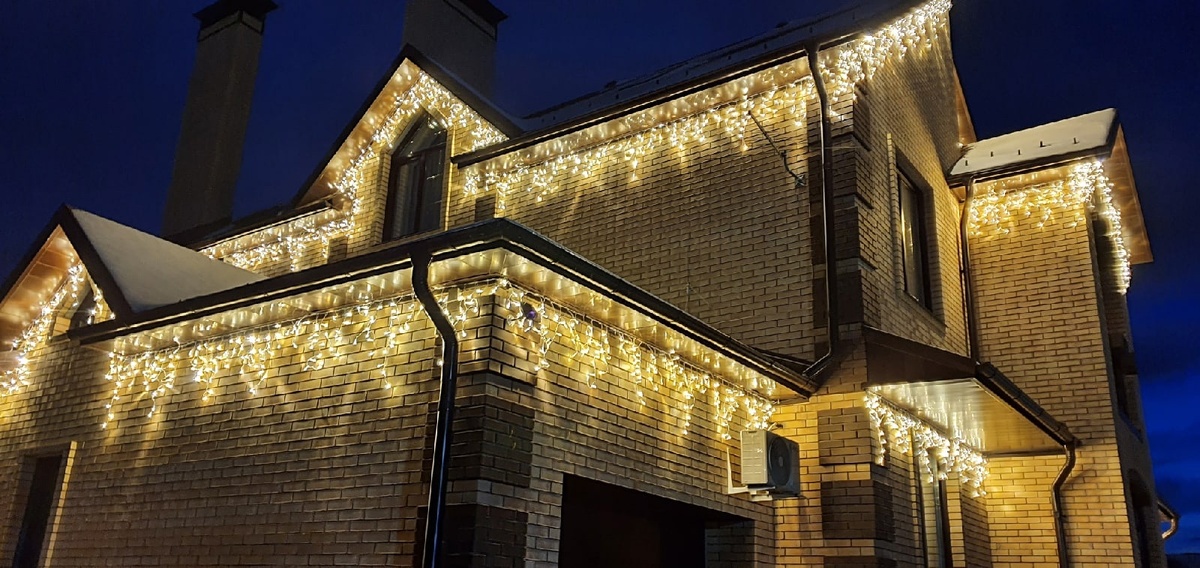 Дом украшеный светодиодной бахромой