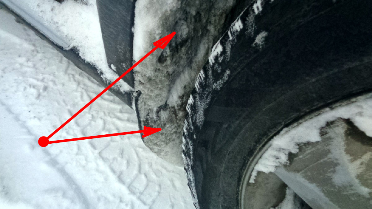  Фото 2.  Надо было отколоть замёрзшие наросты на подкрылках и брызговиках.