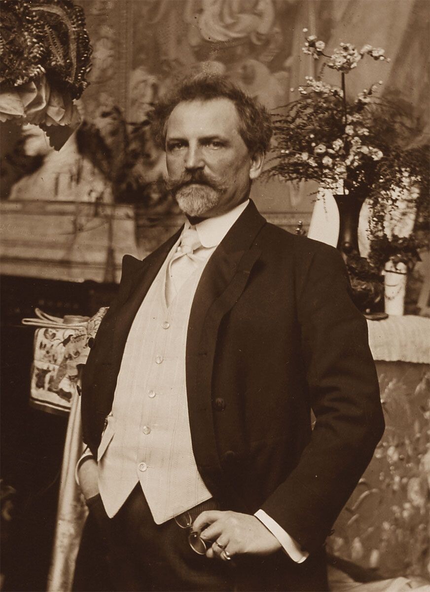 Старинное фото художника Альфонса Мухи