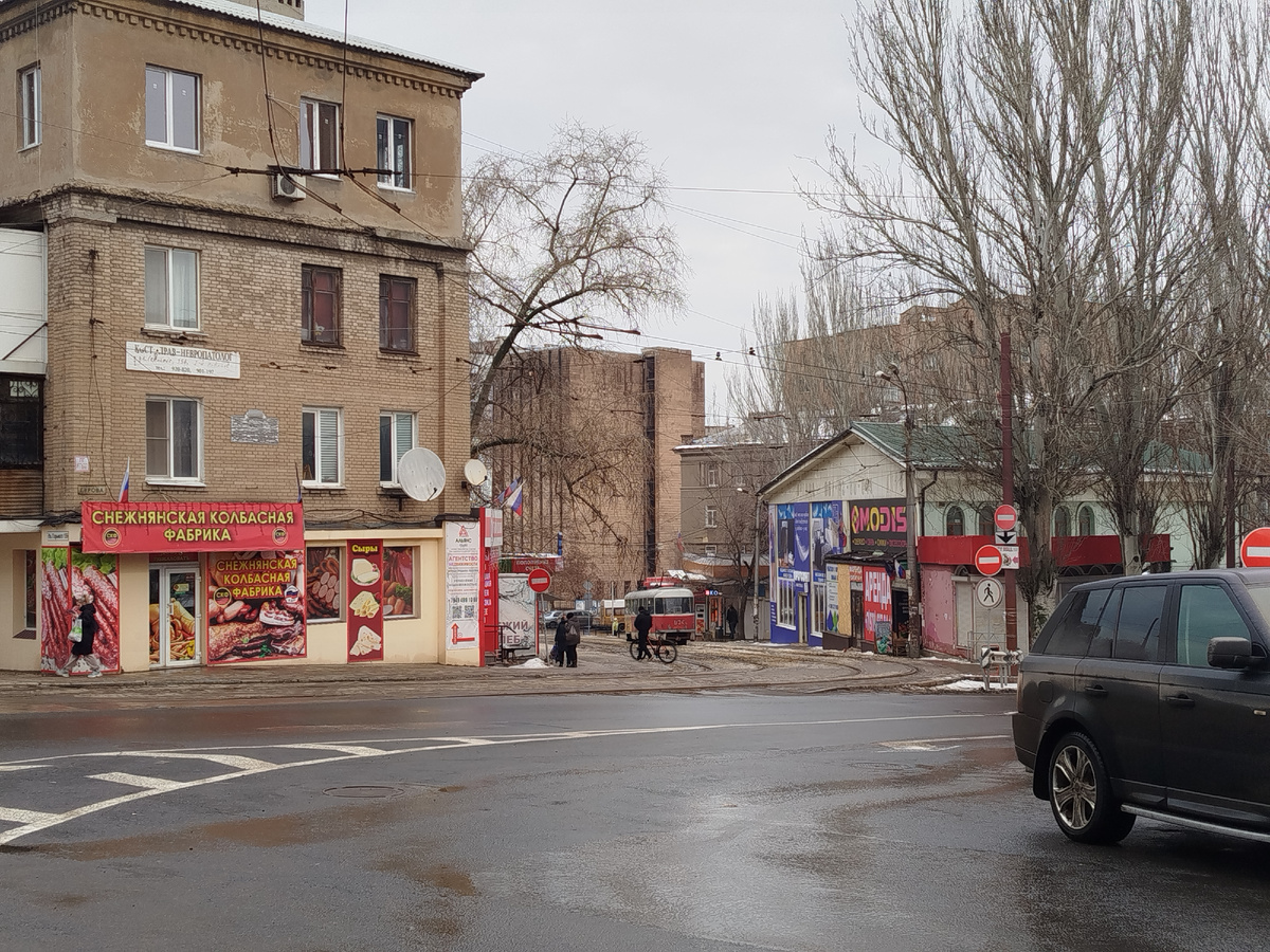 Поворот трамвая № 1 на проспекте Гурова. Какой-то экстремал катит велосипед.