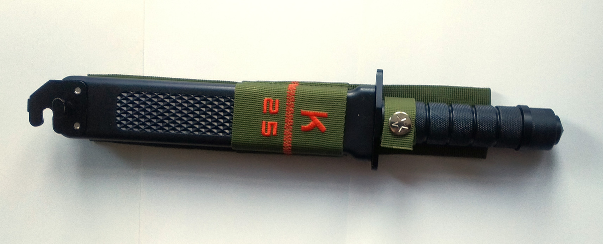 Нож "К25" в ножнах.