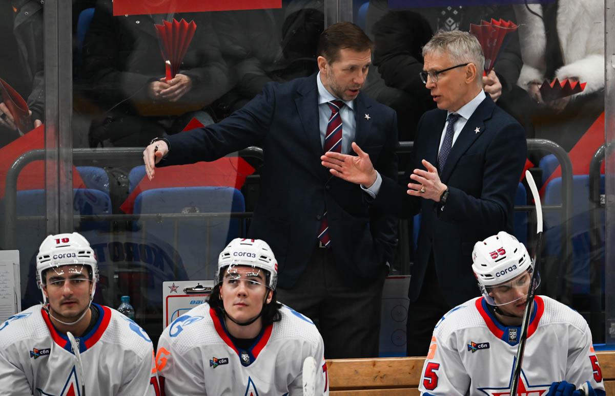 Один из помощников Игоря Ларионова на скамейке СКА - тренер Юрий Бабенко. Фото: ХК СКА