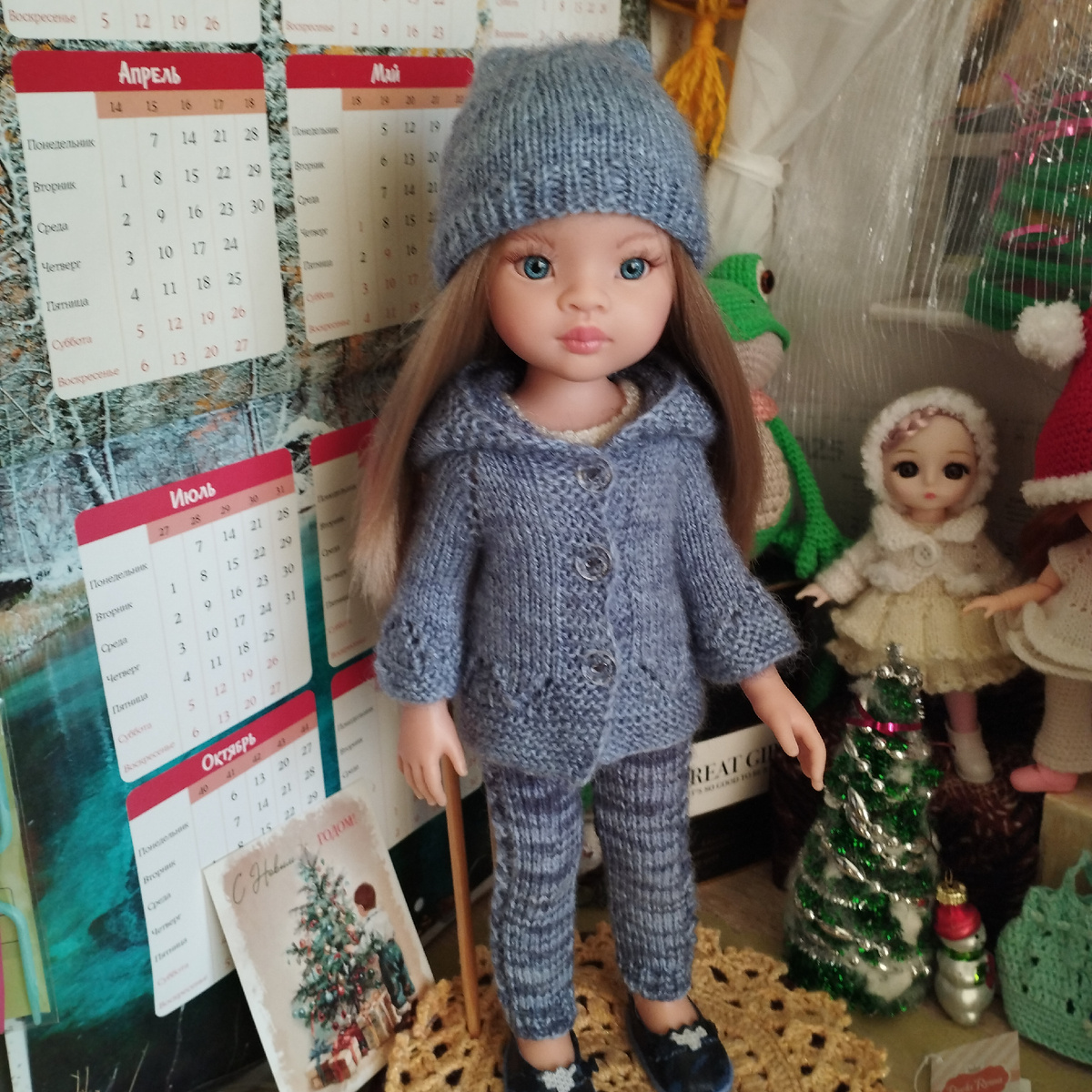 Шапочка и полупальто связаны из пряжи Ализе реал 40.В описании нужно вязать пряжей потолще, например детской новинкой. 