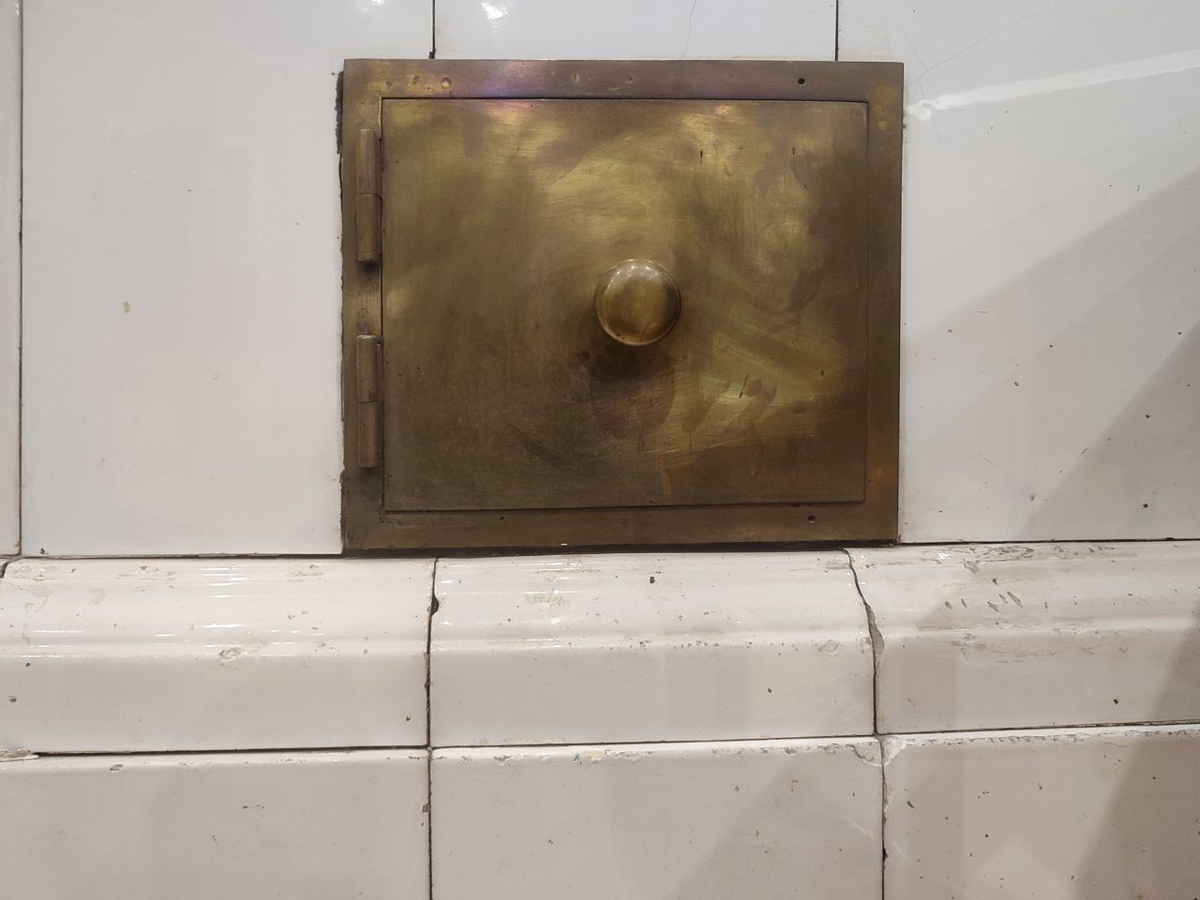 Что может прятаться за печной дверцей?