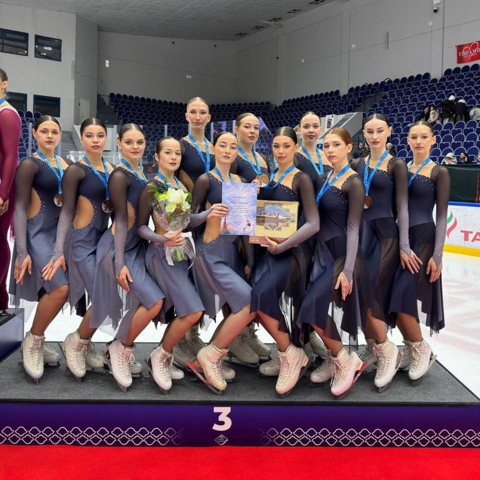    Команда «Жемчужина» из Тольятти стала бронзовым призером третьего этапа Кубка России по синхронному катанию на коньках. Фото: Федерация фигурного катания Самарской области