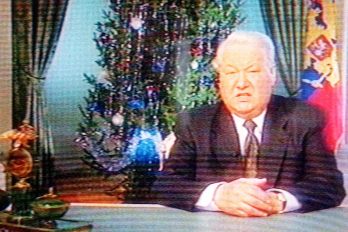 31 декабря 1999 г. Ельцин объявляет о досрочной отставке, передавая полномочия премьер-министру Владимиру Путину. Фото: Виктор Великжанин / ТАСС.