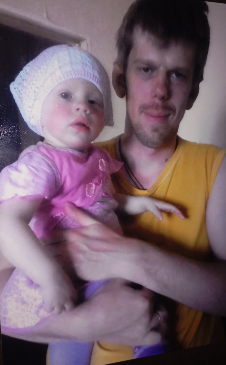 ...Молодой, стройный, немного грустный...🙂. Здесь Ире один годик.