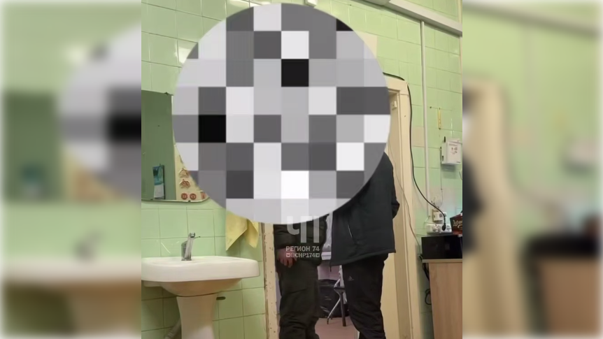 Лицо мужчины на видео качественно закрывают, но слышно его прекрасно / Кадр видео: t.me/nashchelyabinsk