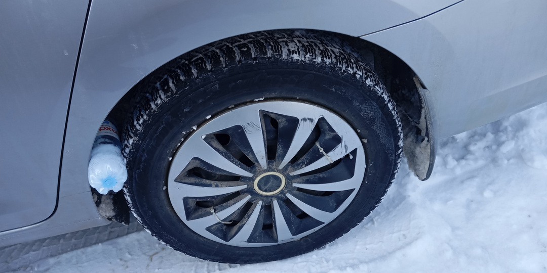 Кто и зачем кладет пластиковую бутылку под колесо автомобиля, и что делать, если вы ее обнаружили