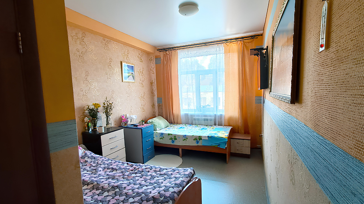 Проживание в светлых и уютных номерах на 2-5 человек
с необходимыми удобствами