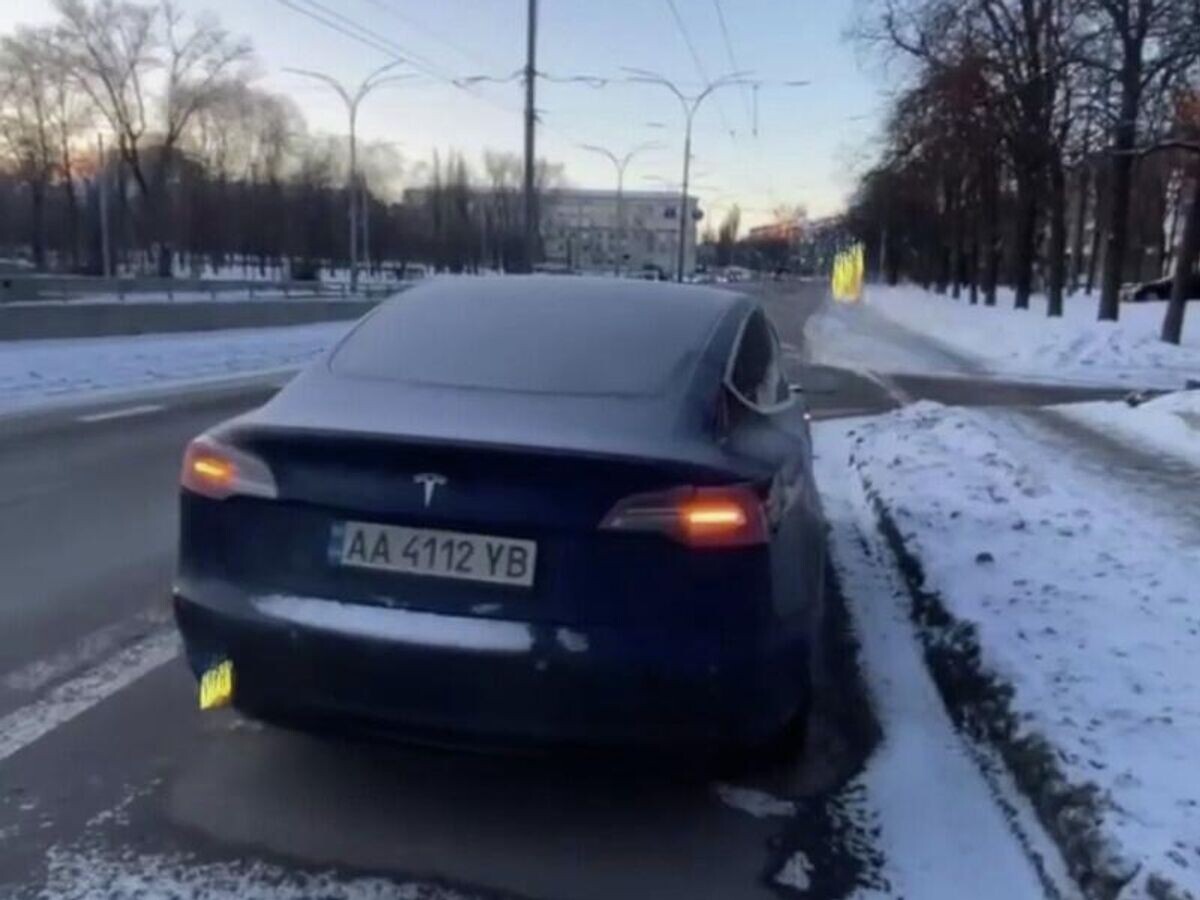    Автомобиль Tesla, владельца которого насильно выволокли через окно сотруднии ТЦК в Киеве | © Кадр видео из соцсетей