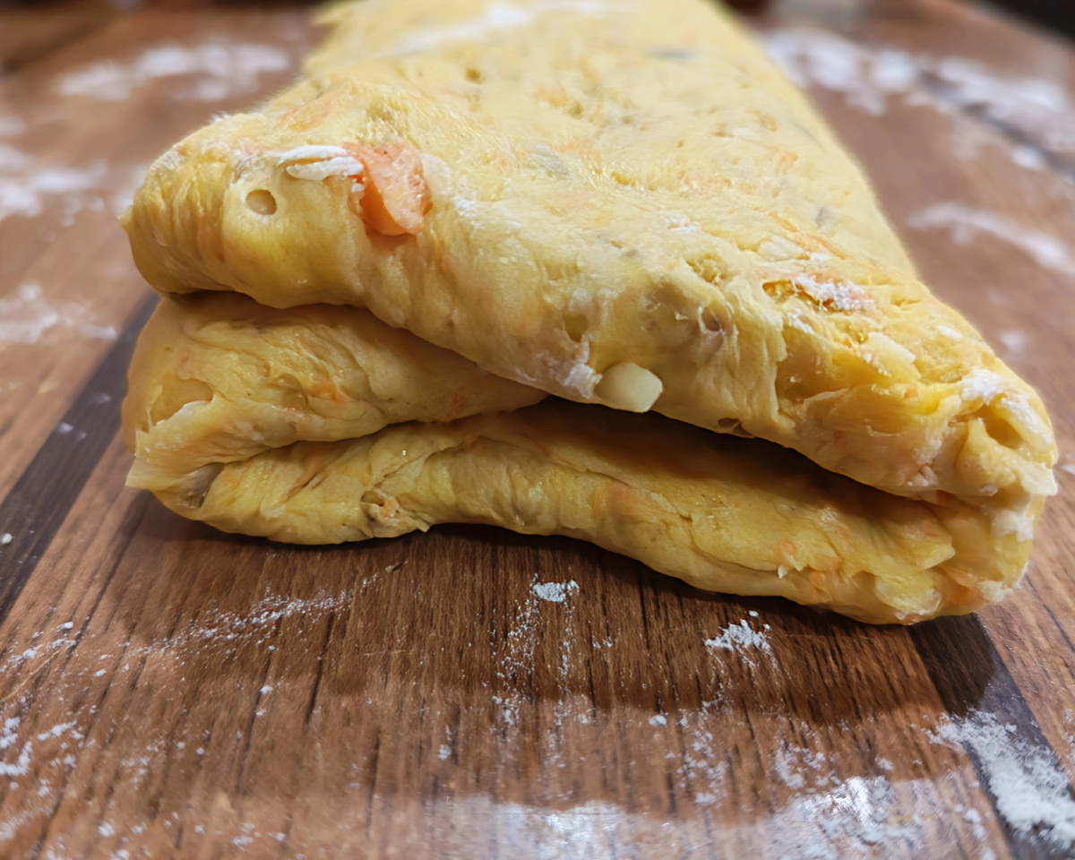 Сложить тесто в 3 раза. 