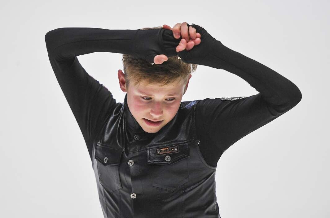 Илья Малинин выступает с короткой программой в мужском одиночном катании на чемпионате мира по фигурному катанию среди юниоров в Таллине
Фото: РИА Новости/Владимир Песня