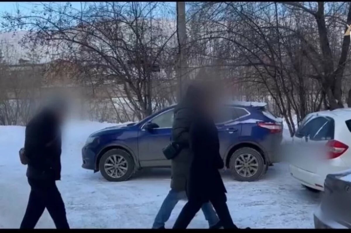    Курьер получил задание от мошенников в интернете