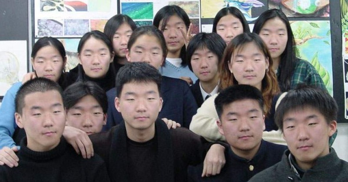 Примерно так могут выглядеть люди на заднем фоне видеоролика, сгенерированного ИИ. Изображение взято с сайта Pikabu.ru