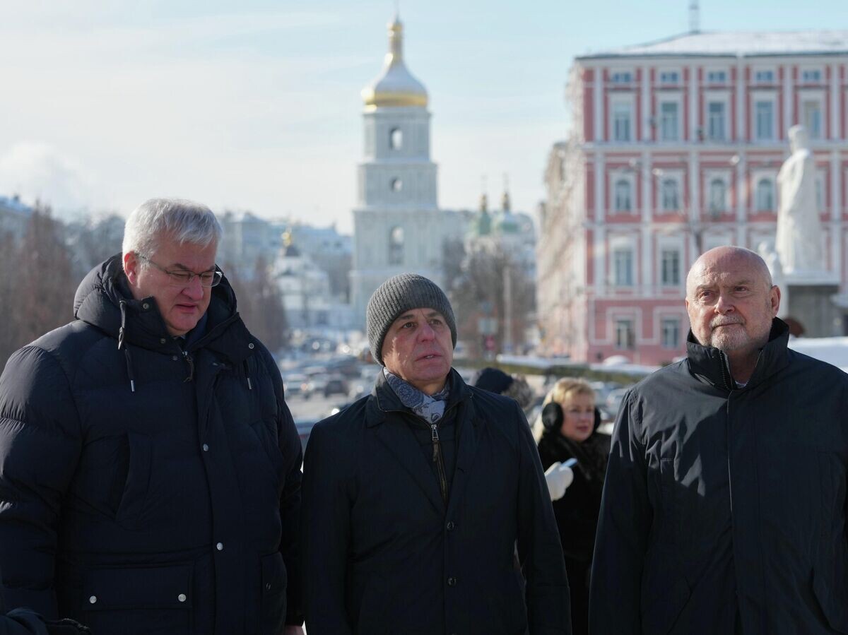    Глава ОБСЕ Иньяцио Кассис (в центре) в Киеве | © AP Photo / Sergei Grits
